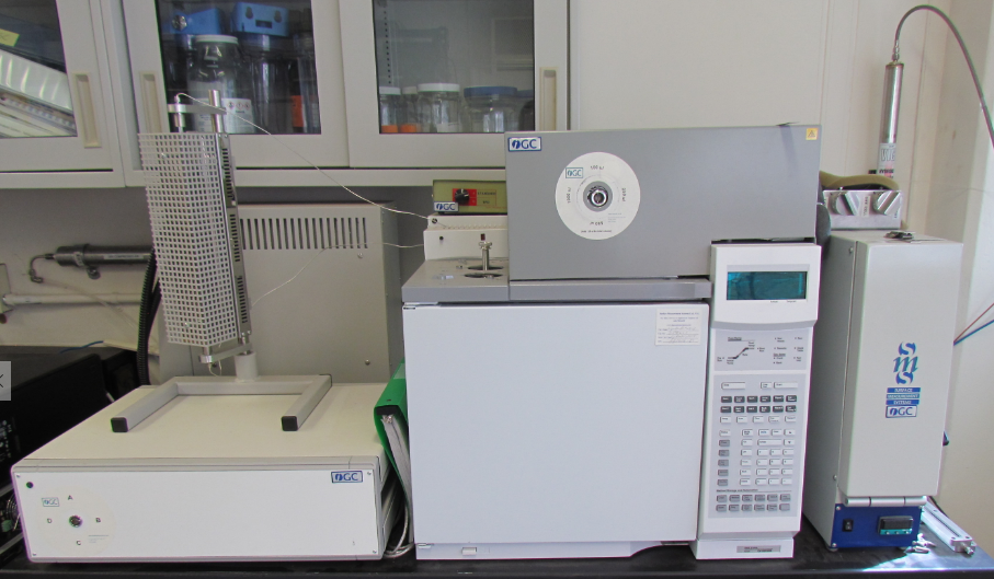 image of an inverse gas chromatograph in lab environment